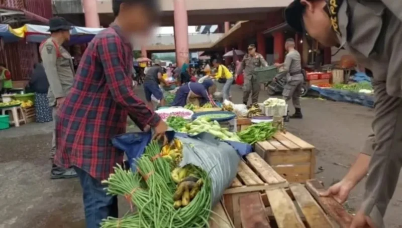 Petugas Satpol PP Padang menertibkan pedagang yang berjualan di badan jalan di kawasan Pasar Raya Padang, Kamis (5/3/2026). (Foto: Humas Satpol PP Padang)