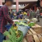Petugas Satpol PP Padang menertibkan pedagang yang berjualan di badan jalan di kawasan Pasar Raya Padang, Kamis (5/3/2026). (Foto: Humas Satpol PP Padang)