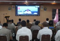 Rakor Lintas Sektoral Kesiapan Pelayanan Idulfitri yang digelar pemerintah pusat secara daring di Aula Tathya Dharaka Polres Padang Panjang, Senin (2/3/2026). (Foto: Kominfo Padang Panjang)