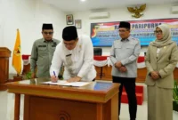 Wakil Bupati Tanah Datar Ahmad Fadly menandatangani pengesahan tiga Ranperda menjadi Perda dalam Rapat Paripurna, Jumat (6/3/2026). (Foto: Prokopim Tanah Datar)