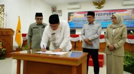 Wakil Bupati Tanah Datar Ahmad Fadly menandatangani pengesahan tiga Ranperda menjadi Perda dalam Rapat Paripurna, Jumat (6/3/2026). (Foto: Prokopim Tanah Datar)