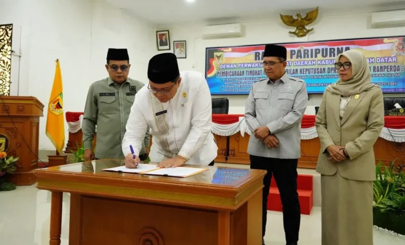 Wakil Bupati Tanah Datar Ahmad Fadly menandatangani pengesahan tiga Ranperda menjadi Perda dalam Rapat Paripurna, Jumat (6/3/2026). (Foto: Prokopim Tanah Datar)
