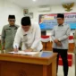Wakil Bupati Tanah Datar Ahmad Fadly menandatangani pengesahan tiga Ranperda menjadi Perda dalam Rapat Paripurna, Jumat (6/3/2026). (Foto: Prokopim Tanah Datar)
