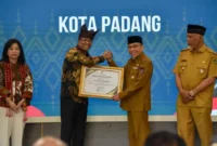 Wakil Wali Kota Padang Maigus Nasir mewakili Wali Kota Fadly Amran menerima penghargaan dari Menteri Hukum RI Supratman Andi Agtas di Auditorium Gubernur Sumbar, Senin (30/3/2026). (Foto: Prokopim Padang)