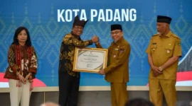 Wakil Wali Kota Padang Maigus Nasir mewakili Wali Kota Fadly Amran menerima penghargaan dari Menteri Hukum RI Supratman Andi Agtas di Auditorium Gubernur Sumbar, Senin (30/3/2026). (Foto: Prokopim Padang)