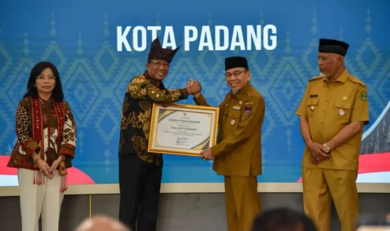 Wakil Wali Kota Padang Maigus Nasir mewakili Wali Kota Fadly Amran menerima penghargaan dari Menteri Hukum RI Supratman Andi Agtas di Auditorium Gubernur Sumbar, Senin (30/3/2026). (Foto: Prokopim Padang)