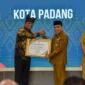 Wakil Wali Kota Padang Maigus Nasir mewakili Wali Kota Fadly Amran menerima penghargaan dari Menteri Hukum RI Supratman Andi Agtas di Auditorium Gubernur Sumbar, Senin (30/3/2026). (Foto: Prokopim Padang)