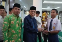 Wakil Wali Kota Padang, Maigus Nasir menutup Pesantren Ramadan Khusus tingkat SMP/MTs se-Kota Padang Tahun 1447 H di Masjid Agung Nurul Iman, Minggu (15/3/2026). (Foto: Prokopim Padang)