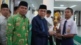 Wakil Wali Kota Padang, Maigus Nasir menutup Pesantren Ramadan Khusus tingkat SMP/MTs se-Kota Padang Tahun 1447 H di Masjid Agung Nurul Iman, Minggu (15/3/2026). (Foto: Prokopim Padang)