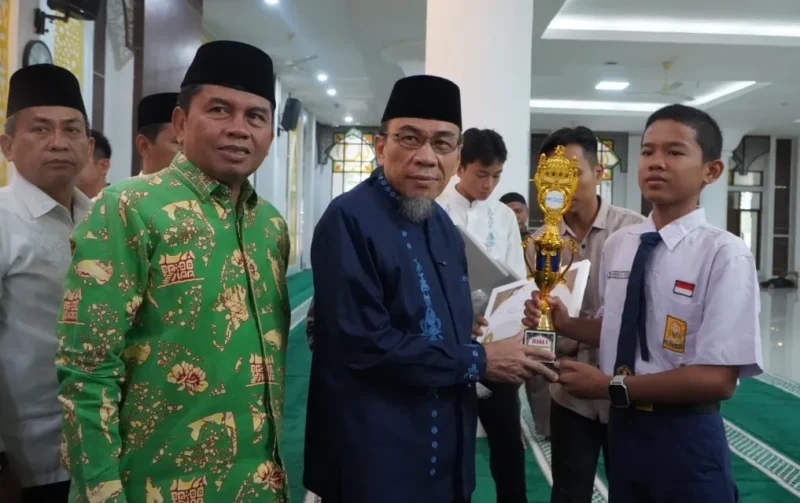 Wakil Wali Kota Padang, Maigus Nasir menutup Pesantren Ramadan Khusus tingkat SMP/MTs se-Kota Padang Tahun 1447 H di Masjid Agung Nurul Iman, Minggu (15/3/2026). (Foto: Prokopim Padang)