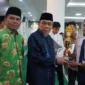 Wakil Wali Kota Padang, Maigus Nasir menutup Pesantren Ramadan Khusus tingkat SMP/MTs se-Kota Padang Tahun 1447 H di Masjid Agung Nurul Iman, Minggu (15/3/2026). (Foto: Prokopim Padang)