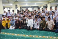 Wali Kota Padang, Fadly Amran menutup pelaksanaan Pesantren Ramadan 1447 H di Masjid Raya Al-Munawwarah, Kelurahan Surau Gadang, Kecamatan Nanggalo, Minggu (15/3/2026). (Foto: Prokopim Padang)