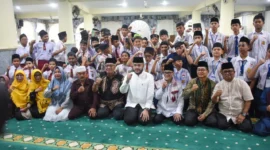 Wali Kota Padang, Fadly Amran menutup pelaksanaan Pesantren Ramadan 1447 H di Masjid Raya Al-Munawwarah, Kelurahan Surau Gadang, Kecamatan Nanggalo, Minggu (15/3/2026). (Foto: Prokopim Padang)