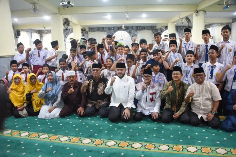 Wali Kota Padang, Fadly Amran menutup pelaksanaan Pesantren Ramadan 1447 H di Masjid Raya Al-Munawwarah, Kelurahan Surau Gadang, Kecamatan Nanggalo, Minggu (15/3/2026). (Foto: Prokopim Padang)