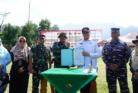 Penandatanganan naskah hasil program TMMD dan penyerahan hasil pelaksanaan kegiatan dari pihak TNI kepada Pemkab Tanah Datar. (Foto: Prokopim Tanah Datar)