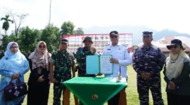 Penandatanganan naskah hasil program TMMD dan penyerahan hasil pelaksanaan kegiatan dari pihak TNI kepada Pemkab Tanah Datar. (Foto: Prokopim Tanah Datar)