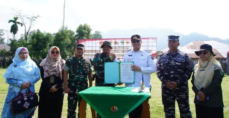 Penandatanganan naskah hasil program TMMD dan penyerahan hasil pelaksanaan kegiatan dari pihak TNI kepada Pemkab Tanah Datar. (Foto: Prokopim Tanah Datar)