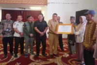 Penyerahan bantuan perbaikan rumah bagi korban bencana hidrometeorologi Siklon Senyar tahap II di Kabupaten Pessel, Selasa (3/3/2026). (Foto: Dok. Niks)