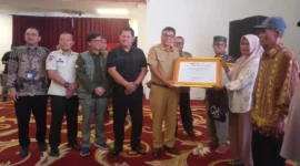 Penyerahan bantuan perbaikan rumah bagi korban bencana hidrometeorologi Siklon Senyar tahap II di Kabupaten Pessel, Selasa (3/3/2026). (Foto: Dok. Niks)