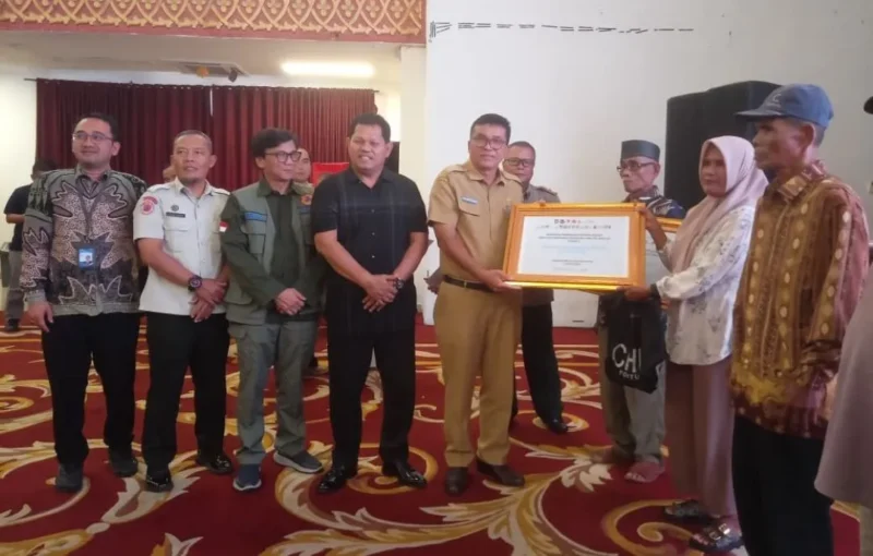 Penyerahan bantuan perbaikan rumah bagi korban bencana hidrometeorologi Siklon Senyar tahap II di Kabupaten Pessel, Selasa (3/3/2026). (Foto: Dok. Niks)