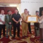 Penyerahan bantuan perbaikan rumah bagi korban bencana hidrometeorologi Siklon Senyar tahap II di Kabupaten Pessel, Selasa (3/3/2026). (Foto: Dok. Niks)