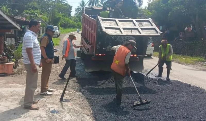 Perbaikan ruas jalan provinsi di Kabupaten Tanah Datar. (Foto: Kominfo Tanah Datar)