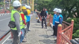 Dishub Padang memperbaiki sekitar 423 unit lampu PJU yang sebelumnya mengalami kerusakan di sejumlah ruas jalan selama bulan Ramadan 2026. (Foto: Diskominfo Padang)