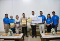 Wali Kota Padang Fadly Amran menerima bantuan sembako dari Perbanas untuk masyarakat yang terdampak bencana hidrometeorologi di Kota Padang, Sabtu (14/3/2026). (Foto: Prokopim Padang)