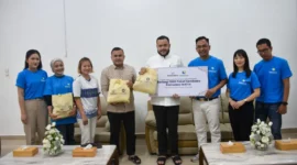 Wali Kota Padang Fadly Amran menerima bantuan sembako dari Perbanas untuk masyarakat yang terdampak bencana hidrometeorologi di Kota Padang, Sabtu (14/3/2026). (Foto: Prokopim Padang)