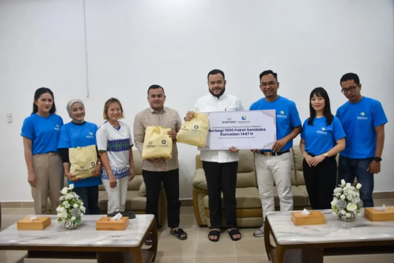 Wali Kota Padang Fadly Amran menerima bantuan sembako dari Perbanas untuk masyarakat yang terdampak bencana hidrometeorologi di Kota Padang, Sabtu (14/3/2026). (Foto: Prokopim Padang)