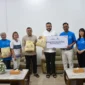 Wali Kota Padang Fadly Amran menerima bantuan sembako dari Perbanas untuk masyarakat yang terdampak bencana hidrometeorologi di Kota Padang, Sabtu (14/3/2026). (Foto: Prokopim Padang)