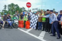 Peresmian penerapan one way ditandai dengan pelepasan kendaraan oleh Gubernur bersama Kapolda Sumbar didampingi unsur Forkopimda, Kamis (19/3). (Foto: ADPSB)