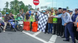 Peresmian penerapan one way ditandai dengan pelepasan kendaraan oleh Gubernur bersama Kapolda Sumbar didampingi unsur Forkopimda, Kamis (19/3). (Foto: ADPSB)