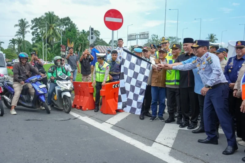 Peresmian penerapan one way ditandai dengan pelepasan kendaraan oleh Gubernur bersama Kapolda Sumbar didampingi unsur Forkopimda, Kamis (19/3). (Foto: ADPSB)