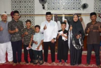 Pj Sekda Padang Raju Minropa menyerahkan hadiah Progul Smart Surau bagi murid Musala Al-Mustanir, Air Pacah, Rabu (4/3/2026). (Foto: Prokopim Padang)
