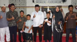 Pj Sekda Padang Raju Minropa menyerahkan hadiah Progul Smart Surau bagi murid Musala Al-Mustanir, Air Pacah, Rabu (4/3/2026). (Foto: Prokopim Padang)