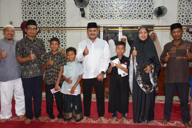 Pj Sekda Padang Raju Minropa menyerahkan hadiah Progul Smart Surau bagi murid Musala Al-Mustanir, Air Pacah, Rabu (4/3/2026). (Foto: Prokopim Padang)