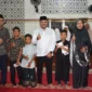 Pj Sekda Padang Raju Minropa menyerahkan hadiah Progul Smart Surau bagi murid Musala Al-Mustanir, Air Pacah, Rabu (4/3/2026). (Foto: Prokopim Padang)