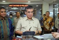 Menaker Yassierli meninjau Posko THR dan BHR Keagamaan 2026 di Pelayanan Terpadu Satu Atap (PTSA) Kemnaker, Gedung B Lantai 1, Jakarta Selatan. (Foto: Kemnaker)