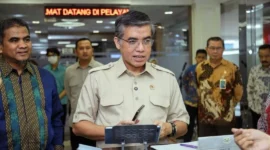 Menaker Yassierli meninjau Posko THR dan  BHR Keagamaan 2026 di Pelayanan Terpadu Satu Atap (PTSA) Kemnaker, Gedung B Lantai 1, Jakarta Selatan. (Foto: Kemnaker) 