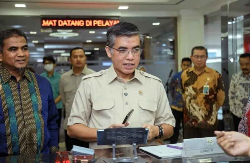 Menaker Yassierli meninjau Posko THR dan  BHR Keagamaan 2026 di Pelayanan Terpadu Satu Atap (PTSA) Kemnaker, Gedung B Lantai 1, Jakarta Selatan. (Foto: Kemnaker) 