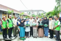 Wawako Padang Maigus Nasir mendampingi Ketua Kwarda Gerakan Pramuka Sumbar, Audy Joinaldy menyerahkan bantuan kepada warga di Huntara Rumah Nelayan Lubuk Buaya, Kamis (5/3/2026). (Foto: Prokopim Padang)