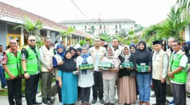 Wawako Padang Maigus Nasir mendampingi Ketua Kwarda Gerakan Pramuka Sumbar, Audy Joinaldy menyerahkan bantuan kepada warga di Huntara Rumah Nelayan Lubuk Buaya, Kamis (5/3/2026). (Foto: Prokopim Padang)