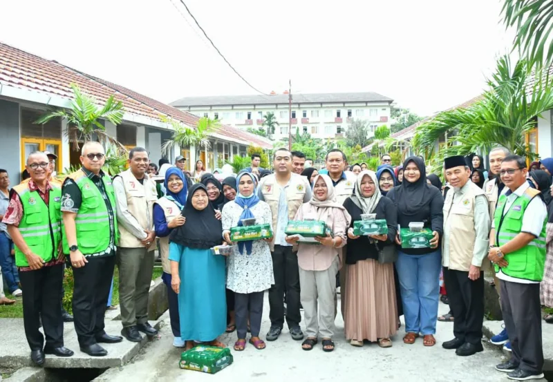 Wawako Padang Maigus Nasir mendampingi Ketua Kwarda Gerakan Pramuka Sumbar, Audy Joinaldy menyerahkan bantuan kepada warga di Huntara Rumah Nelayan Lubuk Buaya, Kamis (5/3/2026). (Foto: Prokopim Padang)