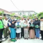Wawako Padang Maigus Nasir mendampingi Ketua Kwarda Gerakan Pramuka Sumbar, Audy Joinaldy menyerahkan bantuan kepada warga di Huntara Rumah Nelayan Lubuk Buaya, Kamis (5/3/2026). (Foto: Prokopim Padang)