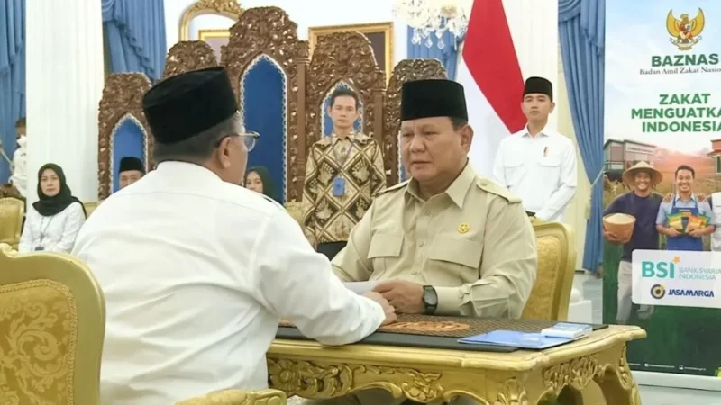 Presiden Prabowo berzakat di Istana Negara. (Foto: Kemenag)