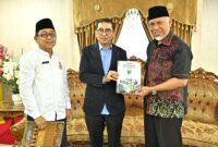 Gubernur Sumbar, Mahyeldi Ansharullah menyerahkan proposal pembangunan Pusat Kebudayaan Sumbar kepada Menteri Kebudayaan RI, Fadli Zon di ruang VIP BIM, Jumat (13/3/2026). (Foto: ADPSB)