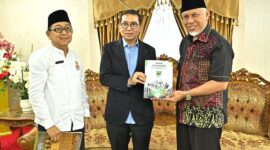 Gubernur Sumbar, Mahyeldi Ansharullah menyerahkan proposal pembangunan Pusat Kebudayaan Sumbar kepada Menteri Kebudayaan RI, Fadli Zon di ruang VIP BIM, Jumat (13/3/2026). (Foto: ADPSB)