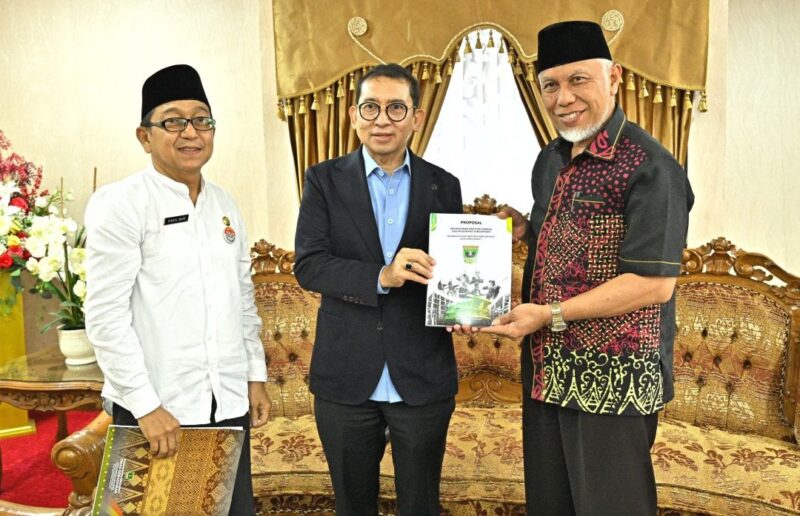 Gubernur Sumbar, Mahyeldi Ansharullah menyerahkan proposal pembangunan Pusat Kebudayaan Sumbar kepada Menteri Kebudayaan RI, Fadli Zon di ruang VIP BIM, Jumat (13/3/2026). (Foto: ADPSB)
