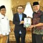 Gubernur Sumbar, Mahyeldi Ansharullah menyerahkan proposal pembangunan Pusat Kebudayaan Sumbar kepada Menteri Kebudayaan RI, Fadli Zon di ruang VIP BIM, Jumat (13/3/2026). (Foto: ADPSB)